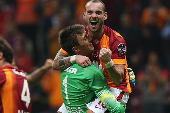 Fernando Muslera en Wesley Sneijder; niet te koop. 