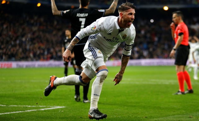 Sergio Ramos bezorgde Real Madrid in El Clásico een punt met een late kopbal en deed het zaterdag tegen Deportivo La Coruñna (3-2 zege) nog eens dunnetjes over.