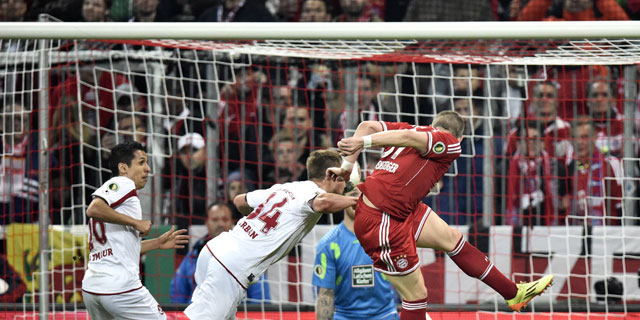 Bastian Schweinsteiger kopt de 1-0 binnen.