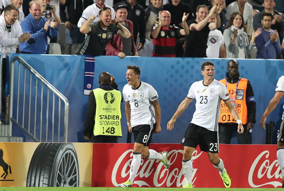 De Duitse spelverdeler Mesut Özil opende de score tegen Italië, maar zag de Squadra Azzurra langszij komen via Leonardo Bonucci.