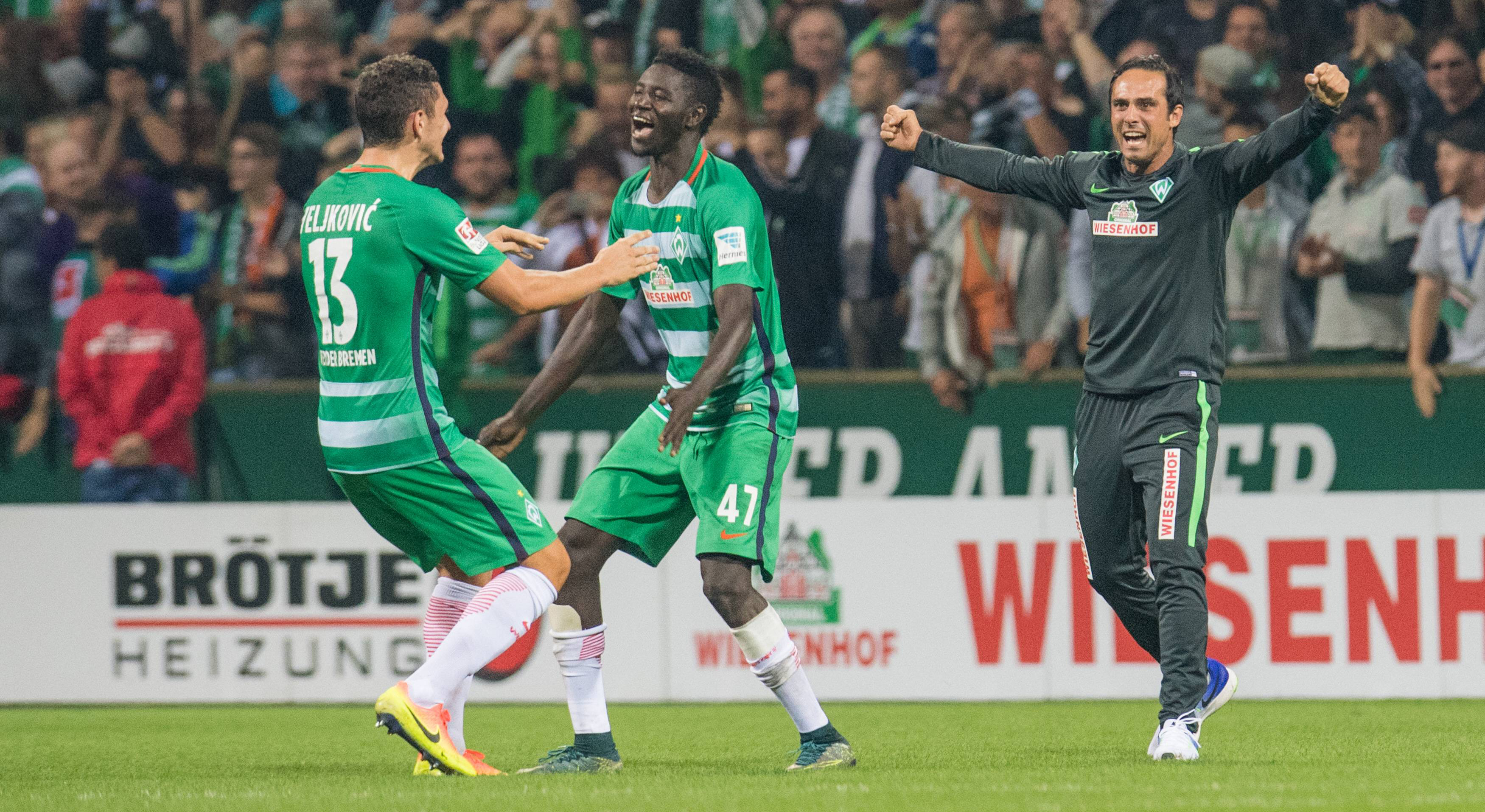 Manneh en Nouri vieren de 2-1 winst op Wolfsburg.