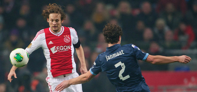 Daryl Janmaat strijdt met Daley Blind om de bal op 20 januari 2013, toen Ajax in de eigen Arena met 3-0 van Feyenoord won.