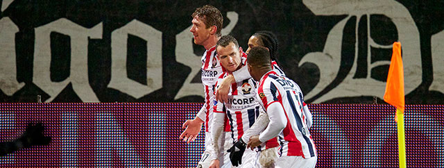 Willem II zette in de thuiswedstrijd tegen FC Utrecht opnieuw een grote stap richting lijfsbehoud in de Eredivisie. Robbie Haemhouts (tweede van links) was de gevierde man door de enige treffer van de wedstrijd te maken.