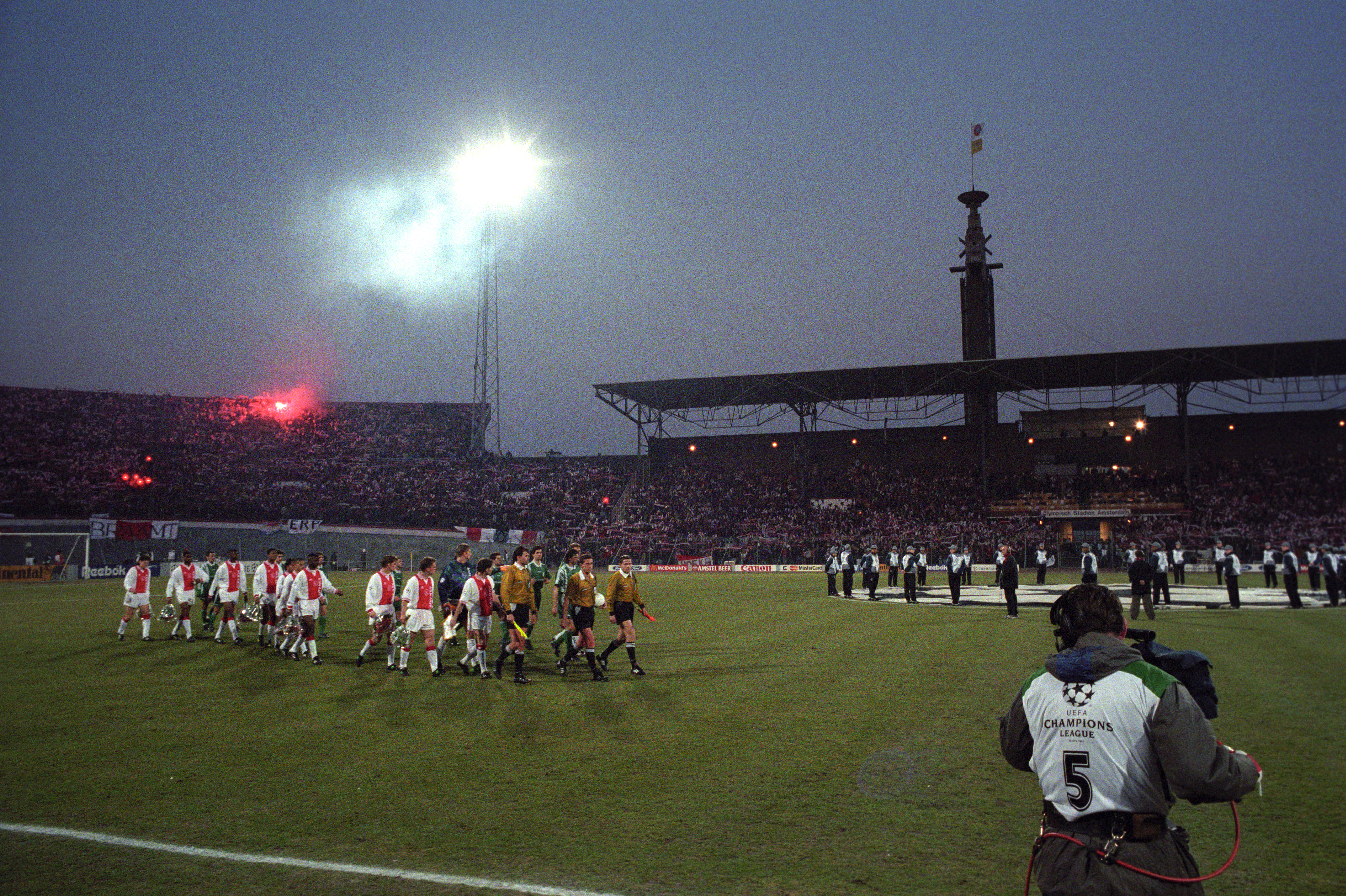 Ajax en Panathinaikos maken zich klaar voor de allerlaatste officiële Ajax-wedstrijd in het Olympisch Stadion.