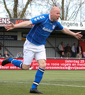 Dennis van Meegdenburg viert een van zijn vele treffers in het shirt van GVVV. Dit seizoen staat de teller op achttien doelpunten.