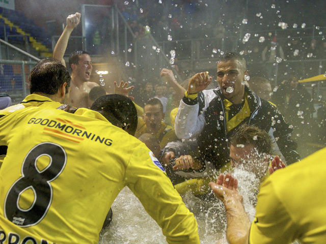 Geen koude douche, maar een warm bad voor NAC en Anouar Hadouir. Zijn schitterende vrije trap levert een 1-0 zege op SC Cambuur op, waardoor de Bredanaars overwinteren als nummer twaalf. Het bad, dat Serious Request heeft neergezet, biedt uitkomst bij het organiseren van een kleinschalig feestje.