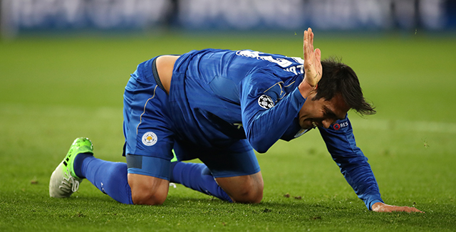 Invaller Leonardo Ulloa baalt na een gemiste kans voor Leicester City.