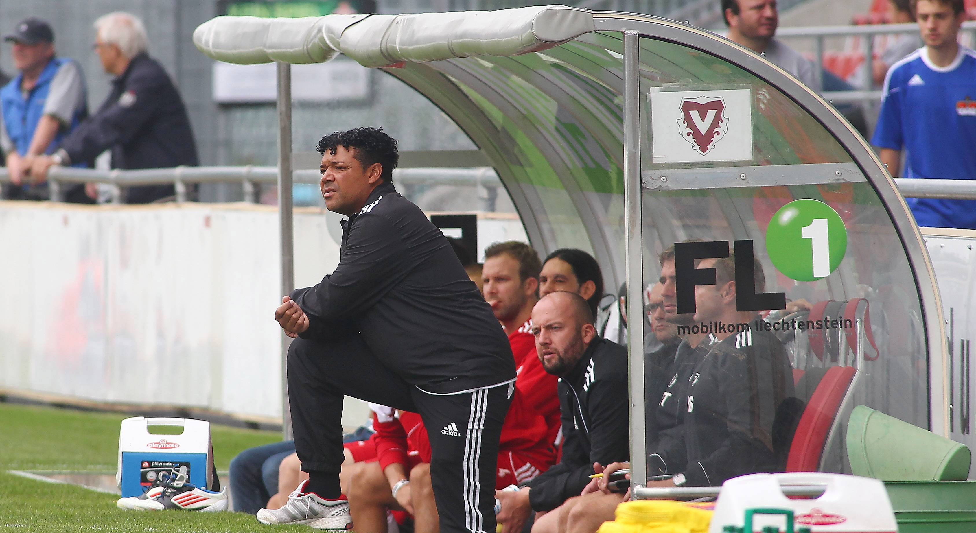 Eric Orie (staand in de dug-out) als trainer van FC Vaduz.