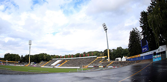 In het Stadion am Böllenfalltor staat de tijd al tientallen jaren stil. Alleen de lichtmasten zijn onlangs nog opgeknapt. Gesproken wordt nu over een nieuw stadion met twintigduizend plaatsen. 
