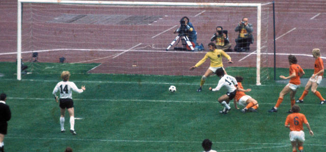 Gerd Müller scoort in de finale van 1974 tegen Nederland.