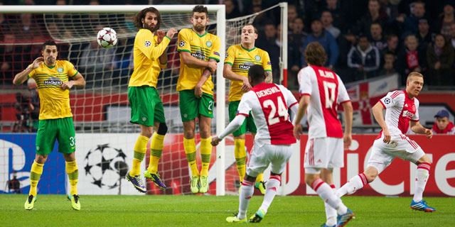 Ajax-verdediger Stefano Denswil neemt het doel van Celtic onder vuur met een vrije trap.