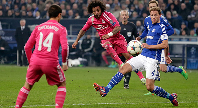 Marcelo staat op het punt de bal met rechts in de kruising te schieten tegen Schalke 04.