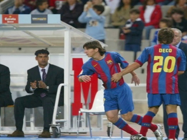 De wedstrijd waarin het allemaal begon voor Lionel Messi. In de uitwedstrijd tegen Espanyol (0-1) van 16 oktober 2004 valt hij in de slotfase in voor de Portugees Deco en maakt hij zijn eerste minuten in een officiële wedstrijd van Barcelona. Messi draagt rugnummer 30 en speelt de laatste zes minuten mee, onder toeziend oog van trainer Frank Rijkaard en diens assistent Henk ten Cate.