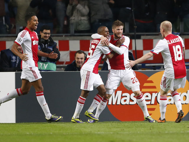 Thulani Serero schiet Ajax op aangeven van Ricardo van Rhijn op voorsprong. Daarmee beloont de Zuid-Afrikaan het fris spelende Ajax, dat vlak daarvoor ook al wat kleine kansen kreeg op de openingsgoal.