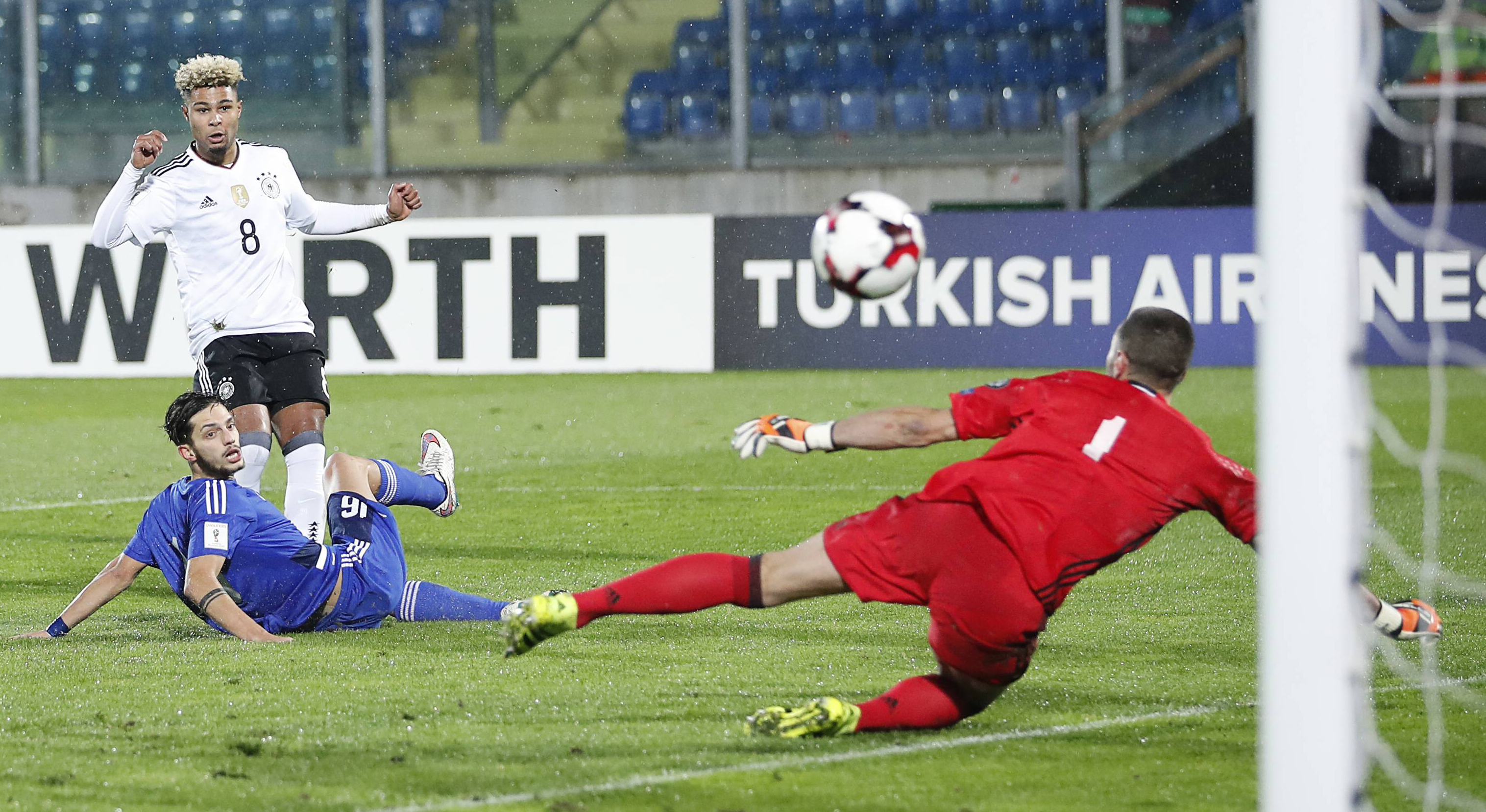 Serge Gnabry maakte een hattrick bij zijn debuut voor Duitsland tegen San Marino.