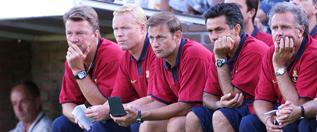 Ronald Koeman (tweede van links) en José Mourinho (vierde van links) samen op de bank bij Barcelona als assistenten van hoofdcoach Louis van Gaal (uiterst links) bij Barcelona in 1999. 