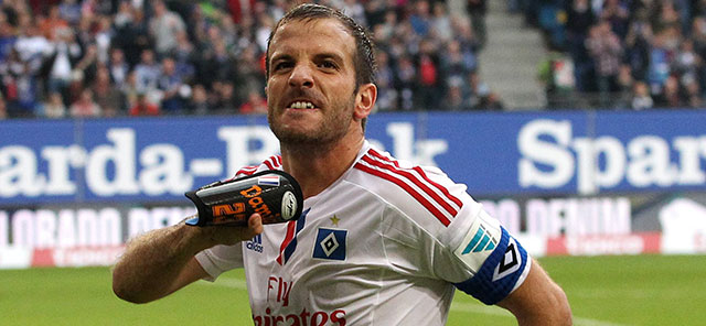 Rafael van der Vaart vierde zijn treffer met zijn naasten op de tribune. 