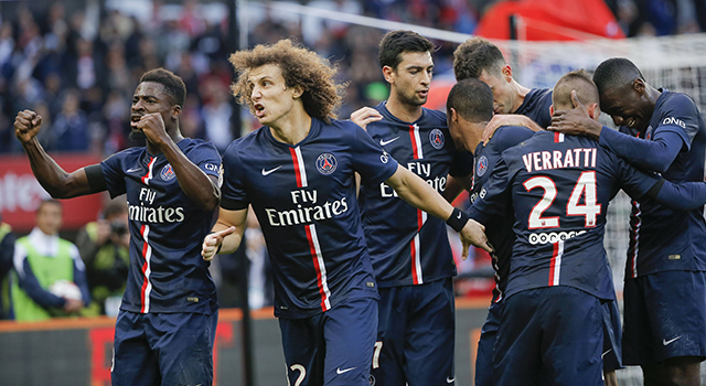 De vreugde bij de spelers van Paris Saint-Germain is groot nadat Lucas Moura heeft gescoord uit een strafschop.