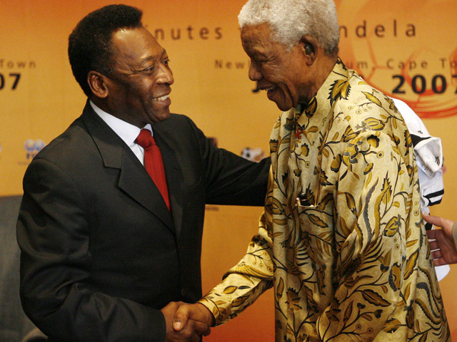 Ter ere van de 89ste verjaardag van Nelson Mandela werd een wedstrijd georganiseerd in Zuid-Afrika. Daarbij kwam het ook tot een ontmoeting tussen Mandela en de legendarische Pelé.