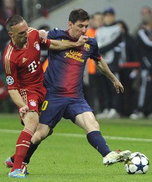 Franck Ribéry hier in duel met Lionel Messi tijdens de halve finale van de Champions League vorig seizoen. Bayern München was over twee duels de sterkste. In Duitsland won Bayern met 4-0, terwijl Barcelona in eigen huis met 3-0 ten onder ging. Later won Bayern ook de eindstrijd van Borussia Dortmund dankzij de beslissende treffer van Arjen Robben.