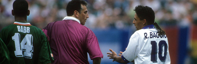 Mario van der Ende praat tijdens het WK van 1994 met Roberto Baggio. Voor de Nederlandse scheidsrechter was de 1-0 overwinning van de Ieren zijn eerste van vijf WK-duels. Italië zou later de finale verliezen van Brazilië, mede door een misser in de strafschoppenserie van Baggio.
