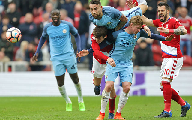 Marten de Roon gaat in de mangel bij Manchester City-spelers Kevin De Bruyne en Nicolás Otamendi. Voor de Oranje-international rest de strijd tegen degradatie.