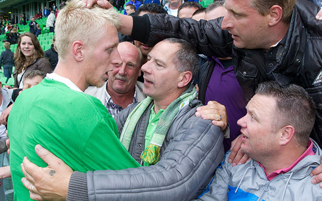 Lex Immers praat in 2011 na met fans na de bizarre FC Groningen - ADO Den Haag (5-1) in de play-offs om een Europees ticket.