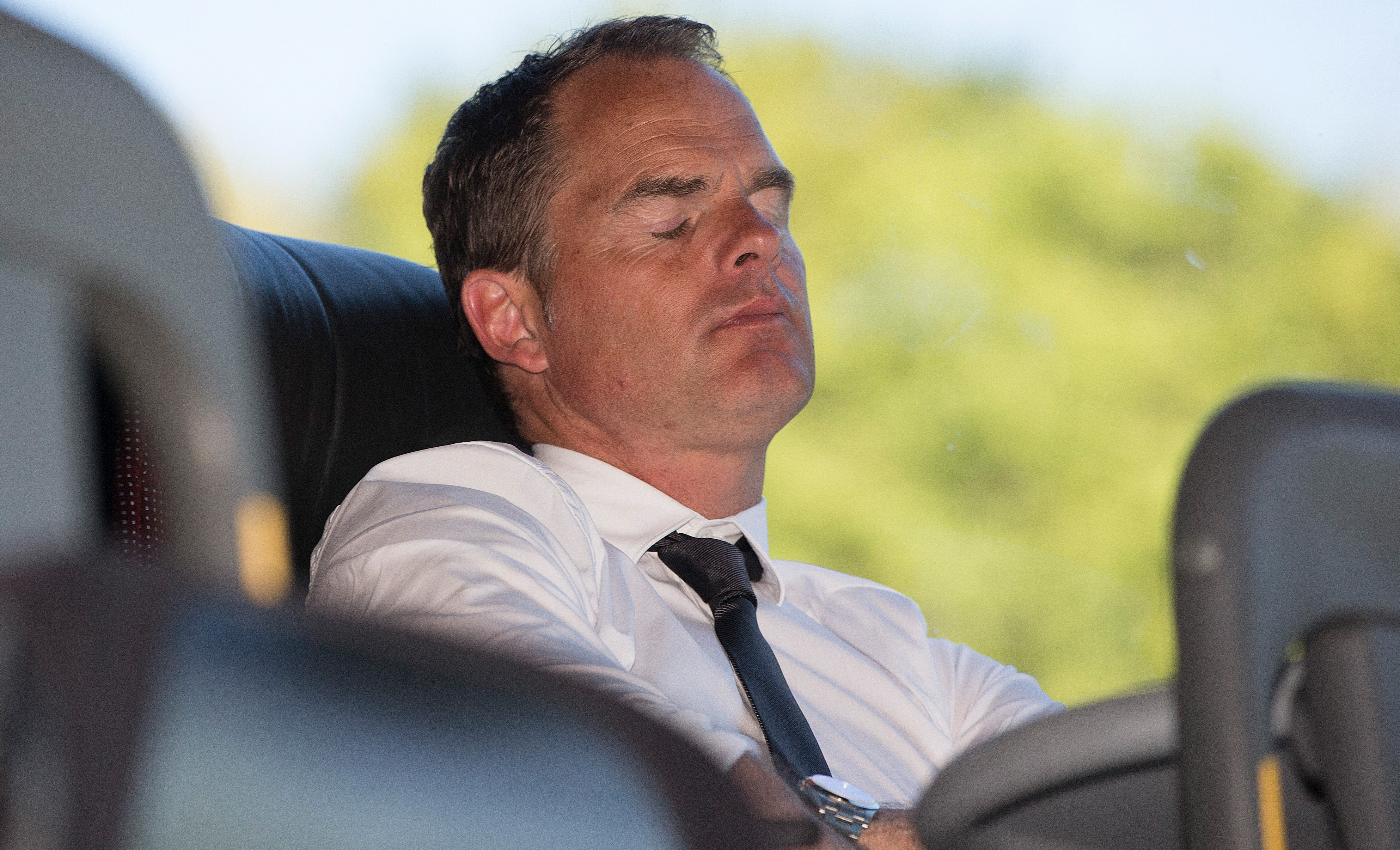 Hét beeld van de voor Ajax desastreuze middag in Doetinchem: Frank de Boer oogt na afloop in de spelersbus volledig terneergeslagen.