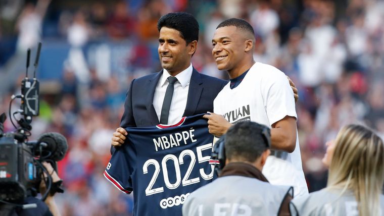 Kylian Mbappé met voorzitter Nasser Al-Khelaïfi na het verlengen van zijn contract.