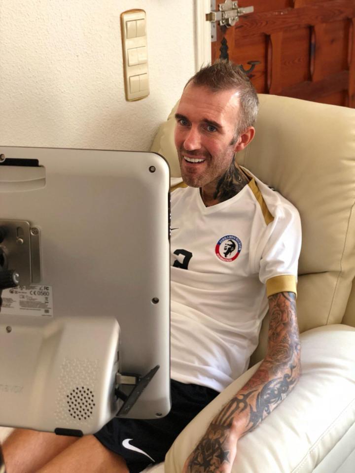 Fernando Ricksen met zijn spraakcomputer