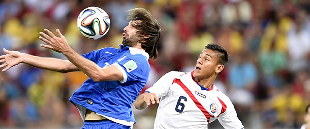 Duarte, rechts op de foto in duel met de Griekse aanvaller Georgios Samaras, ontbreekt tegen Nederland na zijn rode kaart.