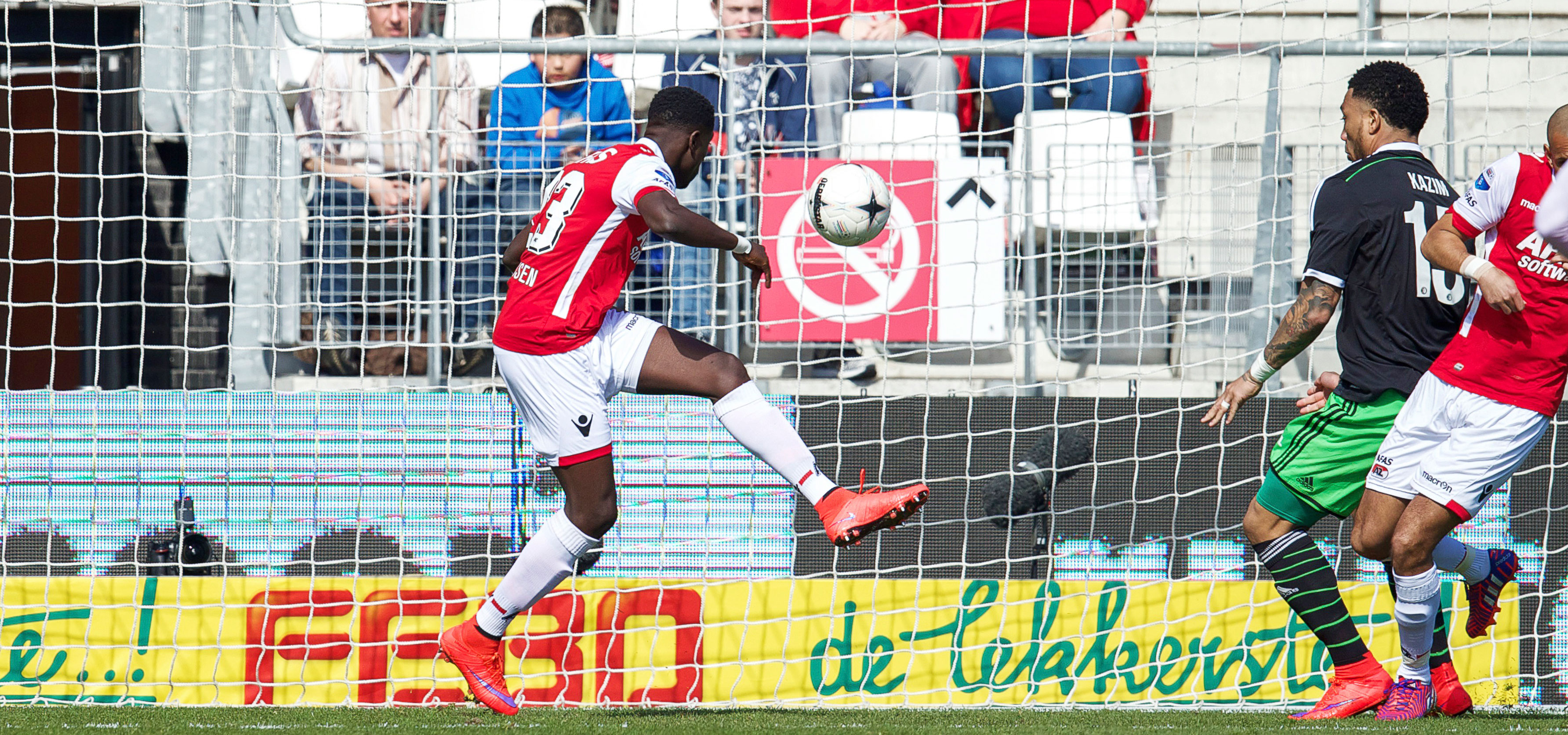 Derrick Luckassen hielp Feyenoord in de derde minuut in het zadel met een eigen doelpunt.