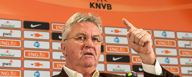 Hiddink laat op een persconferentie weten op te stappen bij een slecht resultaat tegen Letland. Het voert de druk alleen maar op.