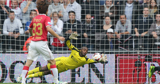 Kenneth Vermeer ging in de topper tegen PSV in de fout bij de eerste goal.