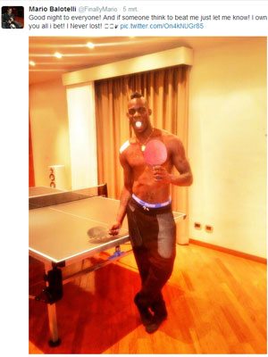 Mario Balotelli kan blijkbaar ook goed tafeltennissen.