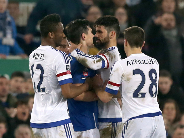 Diego Costa kreeg in het FA Cup-duel met Everton (2-0 verlies) een rode kaart na een incident met Gareth Barry. De Spanjaard ging vervolgens verhaal halen bij scheidsrechter Michael Oliver en werd daarvoor drie duels geschorst.