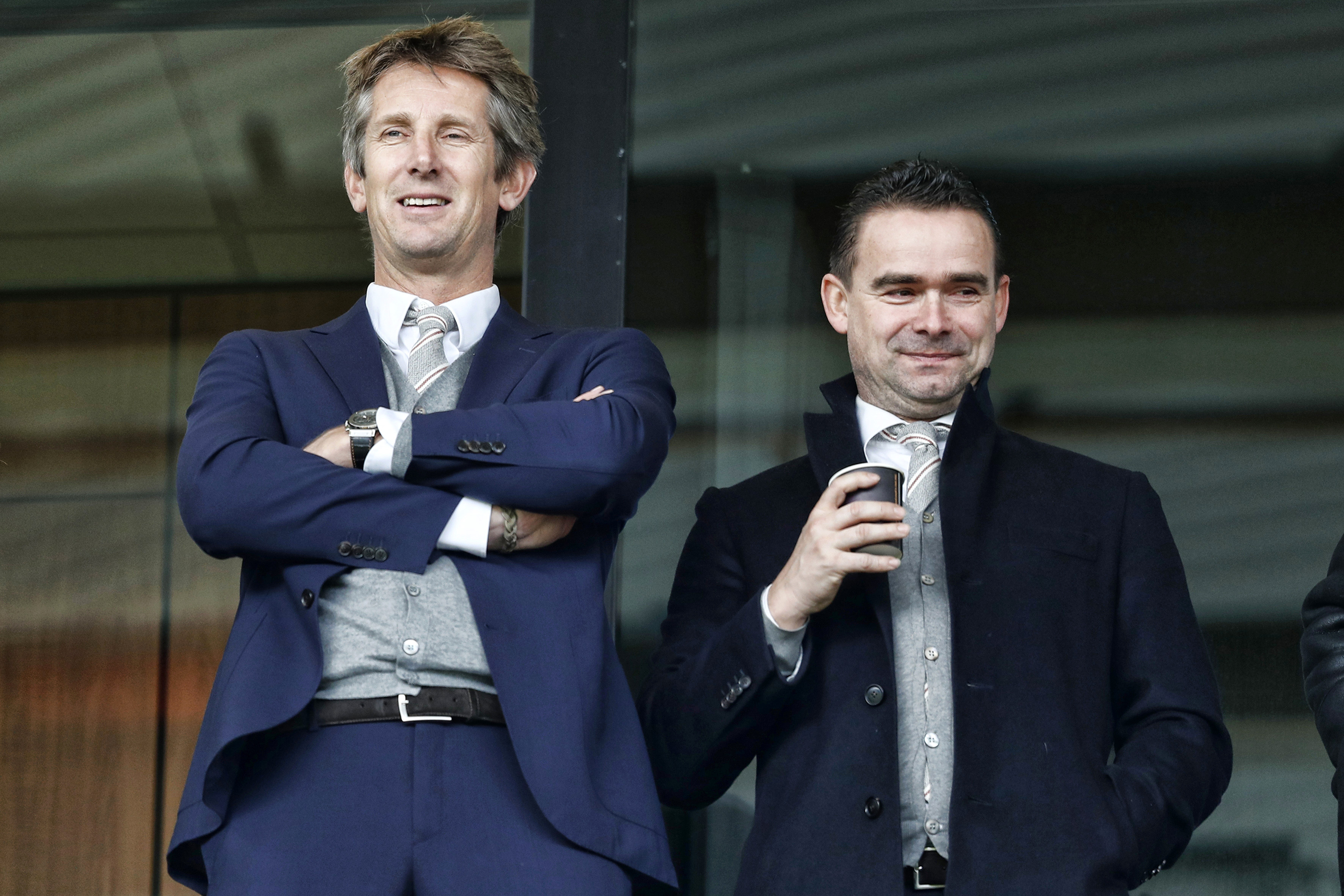 De Ajax-directeuren Edwin van der Sar en Marc Overmars. Vooral die laatste ligt onder vuur na zijn oproep de competitie te stoppen.