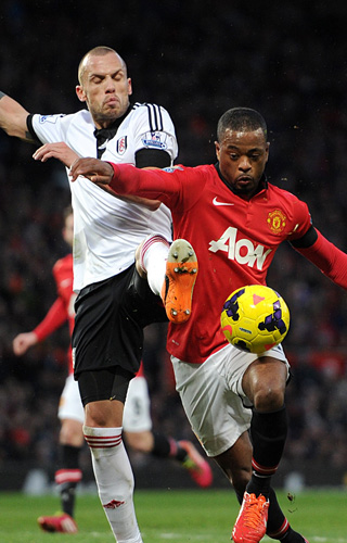 John Heitinga (links) in een verhit duel met Manchester United-back Patrice Evra.