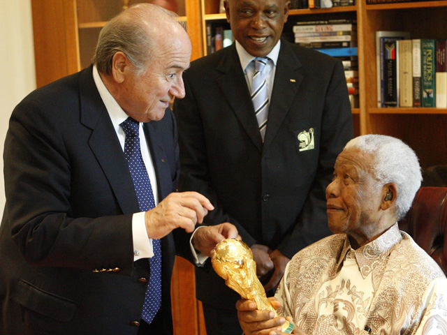 Nelson Mandela ontving in 2008 de replica van de Wereldbeker uit handen van FIFA-baas Sepp Blatter. 