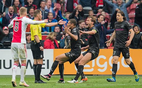 Maar de beloning blijft voor FC Utrecht beperkt tot één punt. Scheidsrechter Danny Makkelie biedt Ajax de helpende hand door een strafschop toe te kennen, waaruit de Amsterdammers terugkomen tot 2-2.