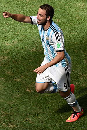 Gonzalo Higuaín opent de score en viert zijn vijfde WK-treffer in Estádio Nacional. 