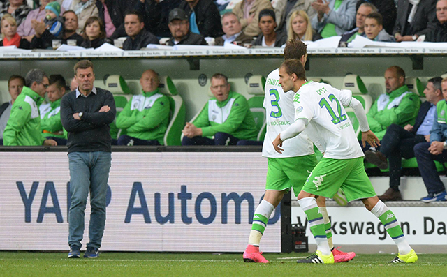 VfL Wolfsburg-trainer Dieter Hecking brengt Bas Dost in de 71ste minuut binnen de lijnen tegen Hertha BSC.