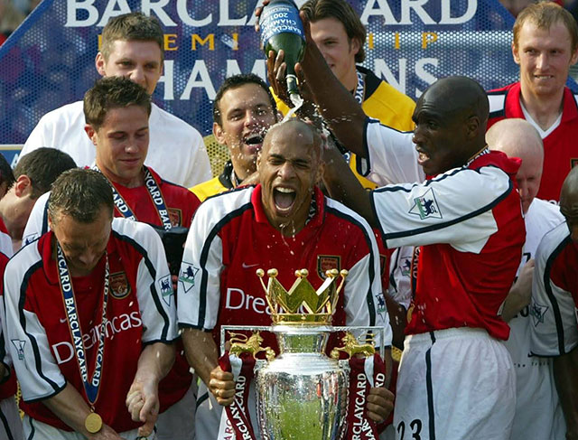 Henry speelt ruim acht seizoenen in het shirt van Arsenal. In Londen wordt hij twee keer kampioen van Engeland, drie keer verovert hij de FA Cup en twee keer tilt de captain van The Gunners het Community Shield omhoog. En dan zijn er nog de ontelbare persoonlijke prijzen.