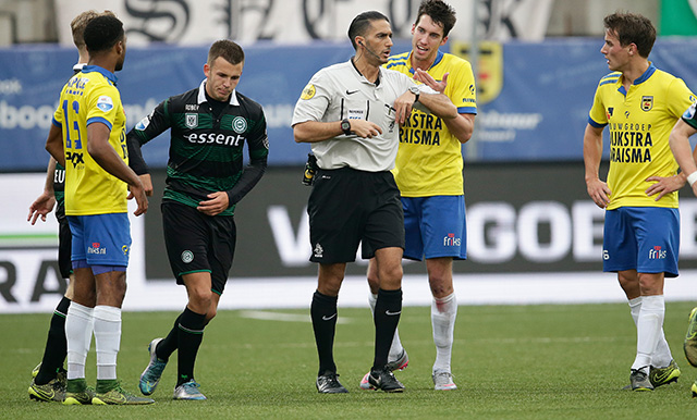 Het kan verkeren. Even dacht Martijn Barto zijn hattrick namens SC Cambuur gemaakt te hebben tegen FC Groningen, maar na zijn afgekeurde goal maakten de noorderlingen direct de 2-2. Daar zou het ook bij blijven, waardoor de ploeg van Henk de Jong dit seizoen nog altijd zonder zege is. 