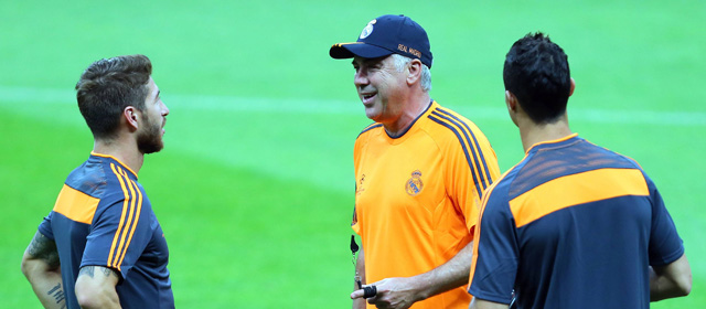 De doelpuntenmakers van dinsdagavond in een onderonsje met trainer Carlo Ancelotti, op de training. Sergio Ramos (links) kopte twee keer raak namens Real Madrid. Cristiano Ronaldo deed daar nog een schepje bovenop: de Portugees maakte de Duitse afslachting compleet. Met een intikker en een doordachte vrije trap bepaalde hij de eindstand op 0-4. 