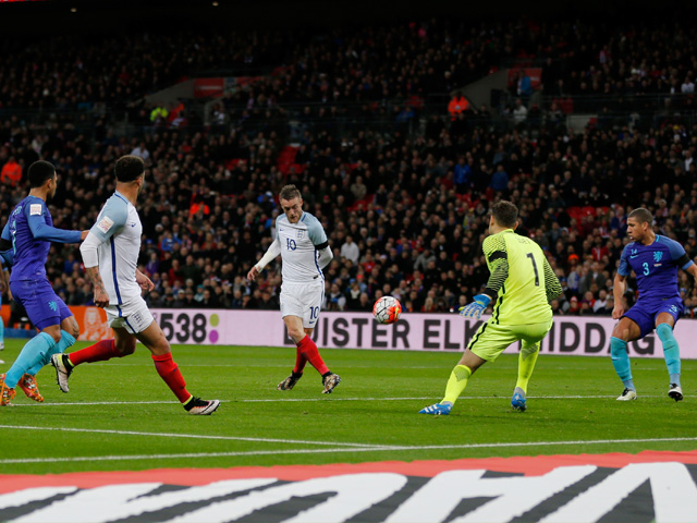De wedstrijd breekt in de veertigste minuut los, als Leicester City-sensatie Jamie Vardy afrondt na een uitstekende aanval van de Engelsen: 1-0.