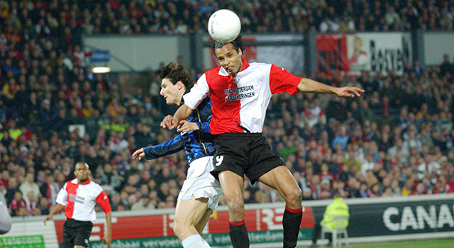 Pierre van Hooijdonk wint op 11 april 2002 een kopduel van Javier Zanetti. Dertien jaar geleden, toen Internazionale naar De Kuip kwam, plaatste Feyenoord zich voor de UEFA Cup-finale.