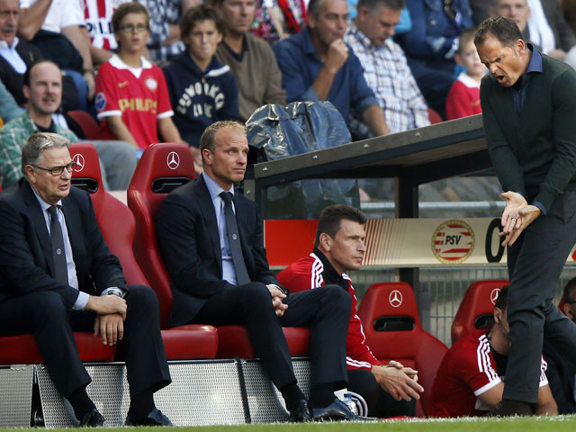 Ook Ajax-trainer Frank de Boer geeft nadrukkelijk uiting aan zijn frustraties over het optreden van zijn ploeg. Zijn assistenten zijn de stille getuigen van de uitbarsting.
