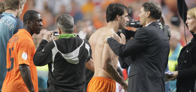 Marco van Basten als bondscoach met Ruud van Nistelrooy en Clarence Seedorf.
