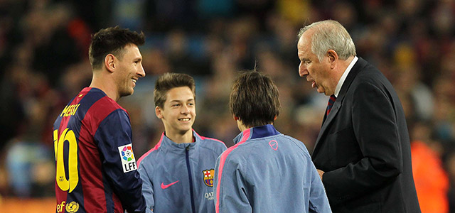Carles Rexach, hier op de foto met Lionel Messi, was achter de schermen al actief als adviseur van Barcelona.